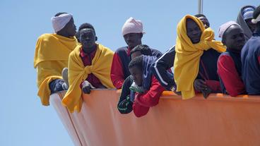 Bild: imago/ZUMA-Press/Danilo Balducci Flüchtlinge auf dem Rettungsschiff Aquarius