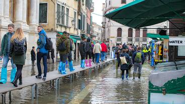 Bild: ddp images/Sergio Agazzi Touristen in Venedig