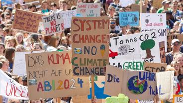 Bild: WDR/dpa/Georg Wendt "Fridays-for-Future"-Demo im Juni 2019