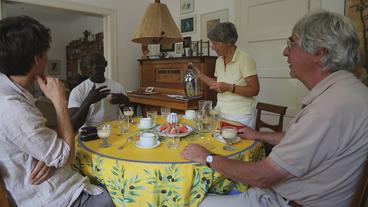 Bild: Weydemann Bros. David Boisseaux-Chical Szene am Kaffeetisch bei Jakobs Familie