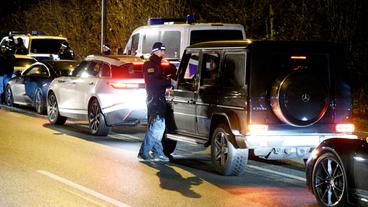 Bild: WDR / picture alliance/dpa Polizisten kontrollieren Gäste einer Clan-Hochzeit, Dezember 2018