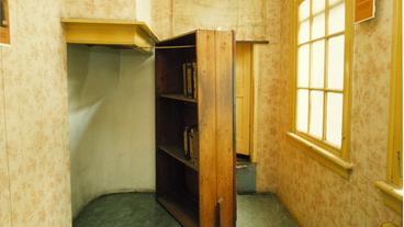 Bild: akg-images/Michael Teller Bücherregal im Anne-Frank-Haus in Amsterdam