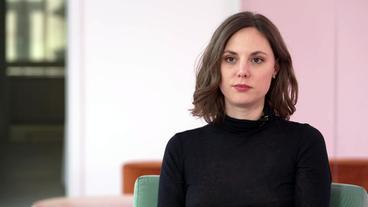 Bild: WDR Kuratorin Lisa Long