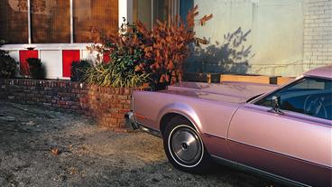Bild: Eggleston Artistic Trust und David Zwirner William Eggleston, Untitled, c. 1970-1973. Auto auf einem Parkplatz