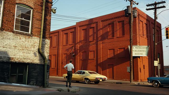 William Eggleston, Untitled, c. 1970-1973. Gebäude in einer Straße