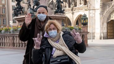 Bild: Olaf Otto Becker Mit Maske am Marienplatz in München