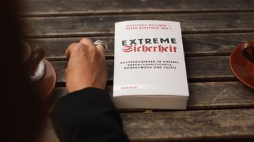 Bild: BR Ein Buch mit hellem Umschlag liegt auf einem Holztisch