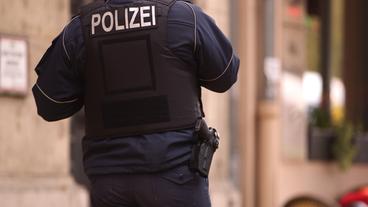 Bild: BR Ein Polizist in Sicherheitsweste