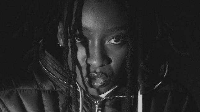 Little Simz im Musikvideo zu „Flood“