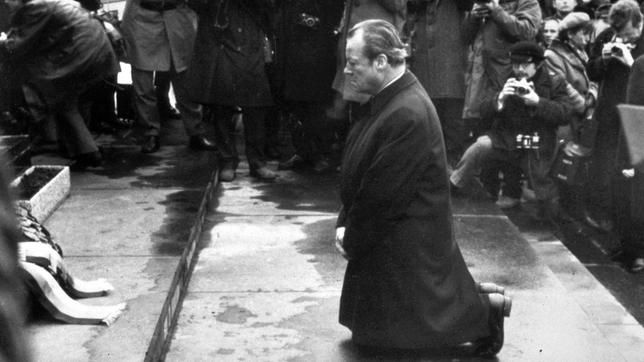Willy Brandt beim Kniefall vor dem Mahnmal für die Opfer des Warschauer Ghettos (07.12.1970)