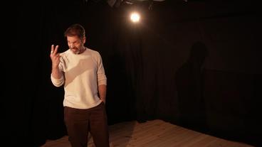 Bild: Das Erste Yousef Sweid bei den Proben zu "Between the River and the Sea"