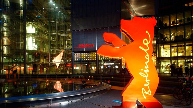 Bild: rbb/Berlinale Der Berlinale-Bär im Sony-Center am Potsdamer Platz.