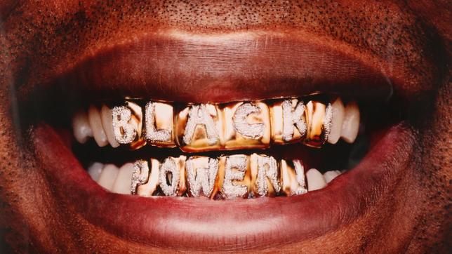 Zähne, auf denen Black Power geschrieben steht