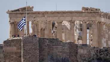 Bild: imago images / ANE edition Nach dem Tod von Mikis Theodorakis: Fahnen auf Halbmast vor dem Parthenontempel auf der Aktopolis in Athen