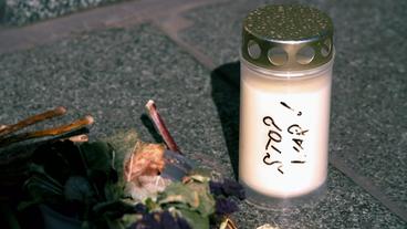 Bild: ttt Kerze am sowjetischen Ehrenmal im Treptower Park