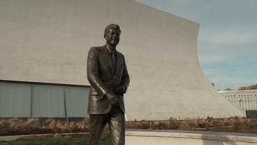 Bild: NDR Eine Statue des US-amerikanischen Präsidenten John F. Kennedy vor einem weißen Gebäude, dem Kennedy Center.