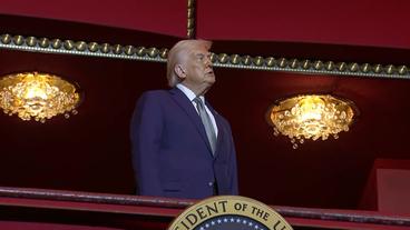 Bild: NDR Ein älterer Herr mit grau-blondem Haar steht erhöht in einem feierlichen Raum mit Kronleuchtern. Er tägt einen blauen Anzug und gestikuliert. Es ist der US-Prsident Donald Trump.