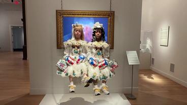 Bild: NDR Kunstwerk im American Art Museum: Zwei Puppen in weißen Kleidern mit Boxhandschuhen in den Farben der USA-Flagge.