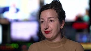 Bild: NDR Eine mittelalte, Weiße Frau mit dunklen, zu einem Dutt gebundenen Haaren. Es ist Nika Elder von der American University.