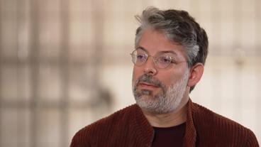Bild: NDR Ein Mann mit kurzen dunkelgrauen Haaren und Brille. Es ist der jüdisch-israelische Schriftsteller Tomer Dotan-Dreyfus.