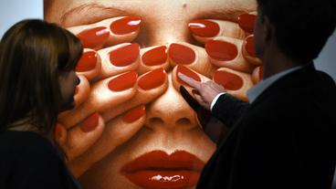 Bild: dpa/Hendrik Schmidt Eine Fotografie von Guy Bourdin in Halle