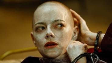Bild: Filmfestspiele Venedig Emma Stone in ihrer Rolle als Alien im Film "Bugonia"