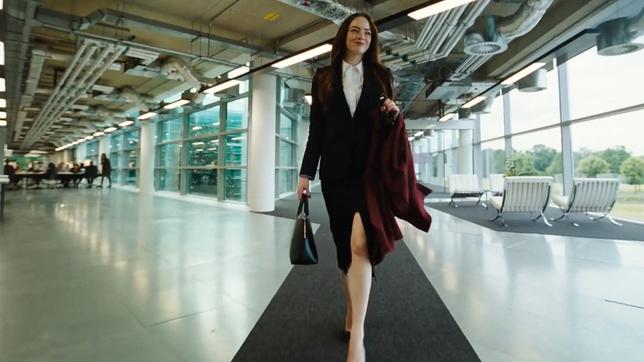 Emma Stone in ihrer Rolle als Pharma-CEO und Alien im Film Bugonia