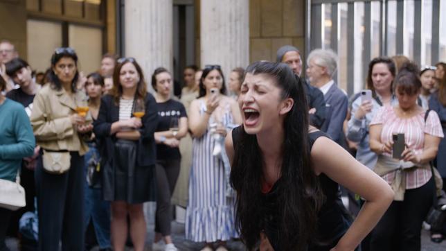 Künstlerin Selma Selman bei einer Performance auf der Straße.