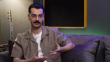 Bild: NDR Umut, alias Don Arte, auf einem Sofa sitzend.