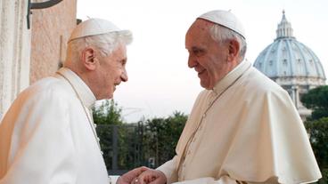 Bild: dpa Papst Benedikt XVI und Papst Franziskus