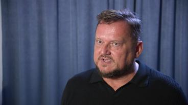 Bild: Screenshot/NDR Uwe Ritzer spricht in die Kamera.