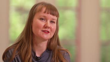 Bild: NDR Eine junge Frau mit rotbraunen schulterlangen Haaren. Es ist Kunstexpertin Carolin Kühne.