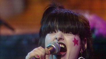 Bild: NDR Eine Frau mit schwarzen Haaren und einem roten Stern auf der Wange schreit in ein Mikrofon. Es ist die Sängerin Nina Hagen.