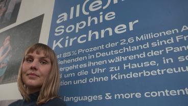 Bild: NDR/Screenshot Fotografin Sophia Kircher lehnt an ihrem Plakat.