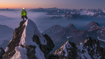 Bild: Ralf Gantzhorn Nils Wülker steht auf einer Bergspitze vor einem Sonnenuntergang.