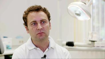Bild: WDR Kieferorthopäde Alexander Spassov
