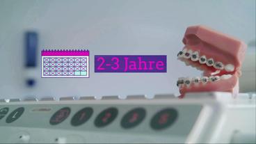 Bild: WDR Grafik zur Behandlungsdauer durch Zahnspangen neben einem Plastikgebiss mit fester Zahnspange