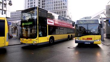 Zwei Linienbusse in Berlin.