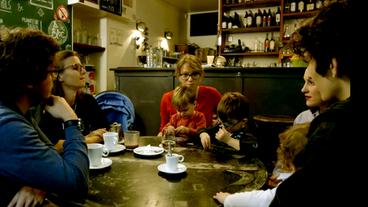 Bild: WDR Diskussion unter Eltern in einem Café.