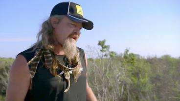 Bild: NDR Dustin Crum, behängt mit Alligator-Zähnen
