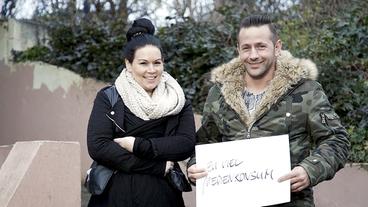 Bild: WDR Biljan und Jennifer Weber mit Schild ihrer schlechten Gewohnheit