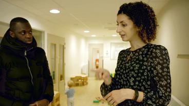 Bild: WDR Fadia Matta-Regimbau im Gespräch mit einem Vater
