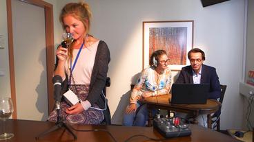 Bild: BR Testperson mit Weinglas in Bar wird von Forschern mit Sensoren überwacht
