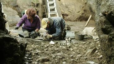 Bild: WDR Zwei Menschen bei Ausgrabungsarbeiten in der Els-Trocs-Höhle