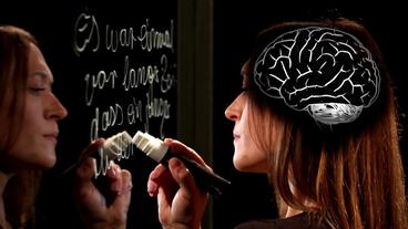 Eine Frau schreibt auf einer Glasscheibe. Auf ihrem Kopf ist das Gehirn eingeblendet.