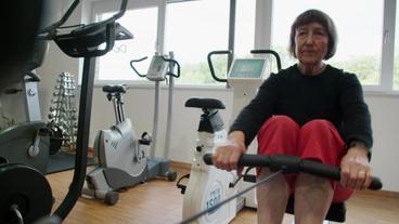 Bild: WDR Die 78-jährige Gaby beim Training