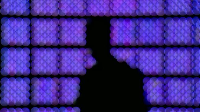 Person vor einer LED-Wand