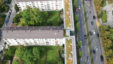 Bild: SWR Luftaufnahme von einer befahrenen Straße neben einer Wohnsiedlung
