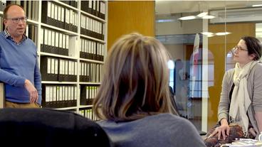Bild: HR Michael Kuhndt mit seinem Team in einem Büro