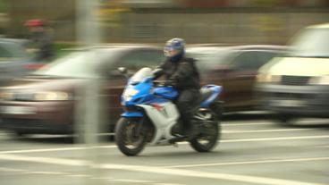 Ein Motorrad auf einer Straße